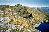 Val Gerola (Valtellina) - Salita verso il Pizzo dei Tre Signori, guardando indietro (Nord), a sinistra il Pizzo Varrone e il rif. FALC, in basso il Lago d'Inferno. 